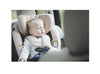 Ein Kleinkind im Kindersitz mit BeSafe Gurtsammler