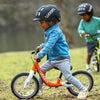 Ein Kind fährt mit einem woom 1 Laufrad