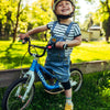 Ein Kind mit einem woom 1 Plus Laufrad