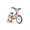 Ein woom 1 Plus Laufrad in woom red in einem Fahrradständer aus Holz