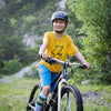 Ein Kind fährt mit dem woom 5 Kinder-Mountainbike