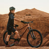 Ein Junge mit einem woom OFF AIR 6 Kinder-Mountainbike